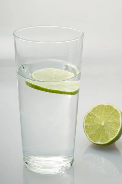 Стакан Воды Лимоном Белом Фоне — стоковое фото