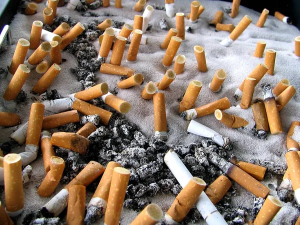 香烟上的烟灰缸 — 图库照片