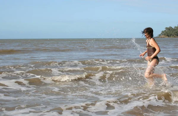 Młoda Kobieta Biegająca Plaży — Zdjęcie stockowe