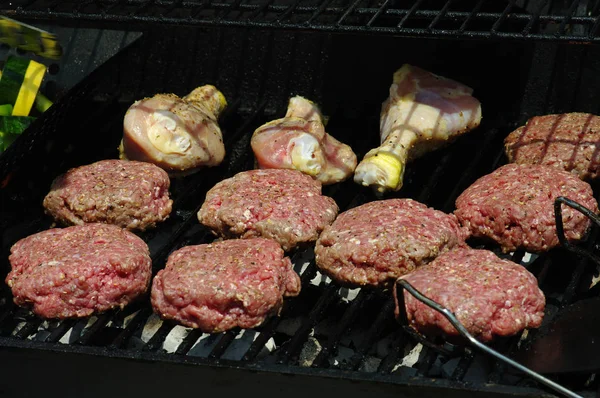 Parches Hamburguesas Palillos Pollo Sobre Parrilla — Foto de Stock