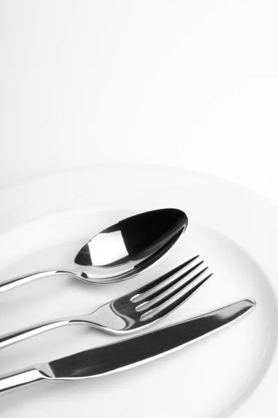 勺子和白盘 — 图库照片