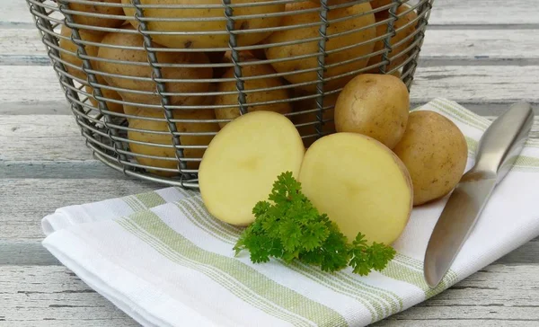 Rohe Kartoffeln Einer Schüssel Auf Einem Holztisch — Stockfoto