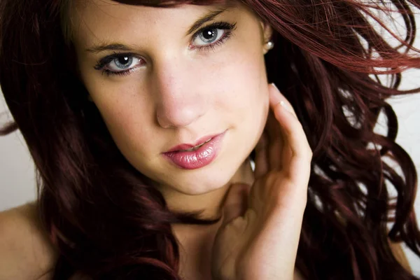 Retrato Una Hermosa Joven Con Pelo Rizado — Foto de Stock