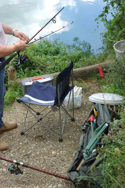 Homme Pêche Avec Canne Sur Rivière — Photo