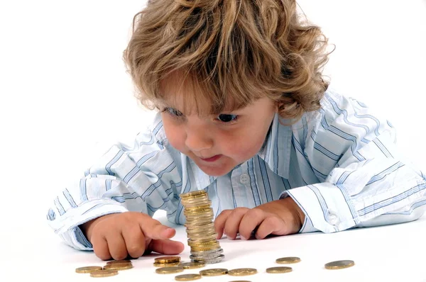 Dziecko Licząc Pieniądze Izolowane Białym Tle — Zdjęcie stockowe
