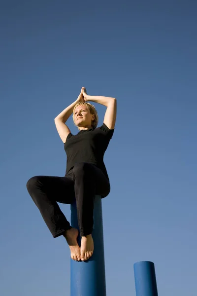 Donna Yoga Occhi Aperti — Foto Stock