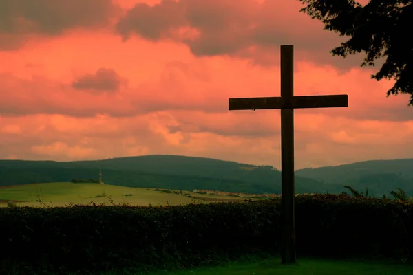 Een Uitzicht Een Kruis Heuvel Met Een Zonsondergang — Stockfoto