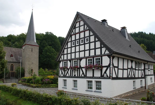 Kirche Und Fachwerkhaus Sauerland — Stockfoto