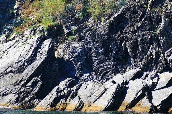 山中的大海和岩石 — 图库照片