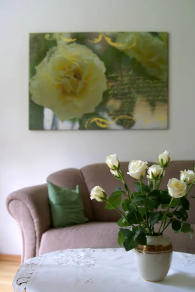 Bunga Bunga Indah Vas Atas Meja — Stok Foto