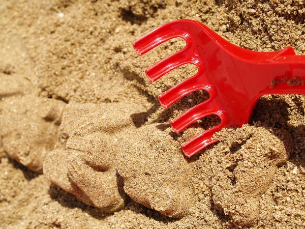 砂の中の赤いおもちゃ — ストック写真