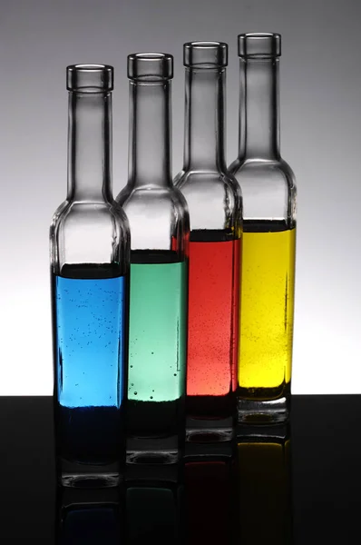 Διαφορετικά Χρωματιστά Μπουκάλια Υγρό Και Κενό Χώρο Για Κείμενό Σας — Φωτογραφία Αρχείου