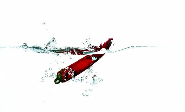 Roter Wasserspritzer Mit Spritzern Und Blasen — Stockfoto