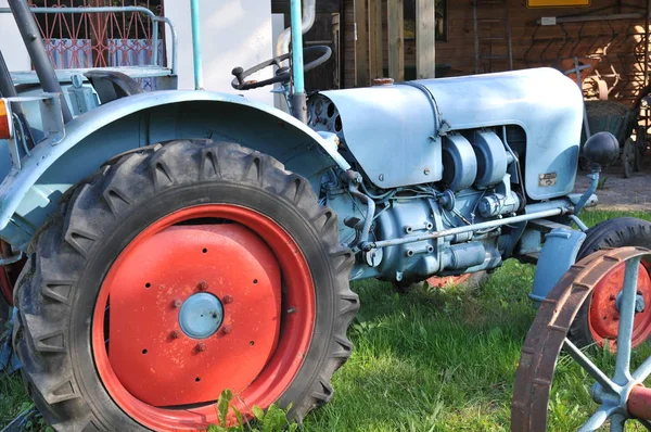 Старий Трактор Полі — стокове фото