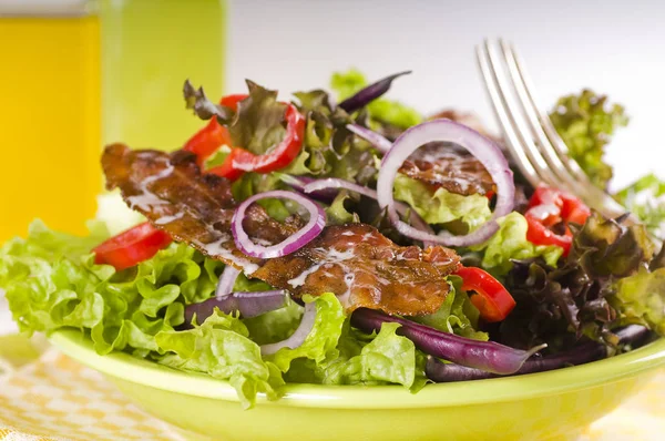 Placa Salada Com Tiras Bacon — Fotografia de Stock