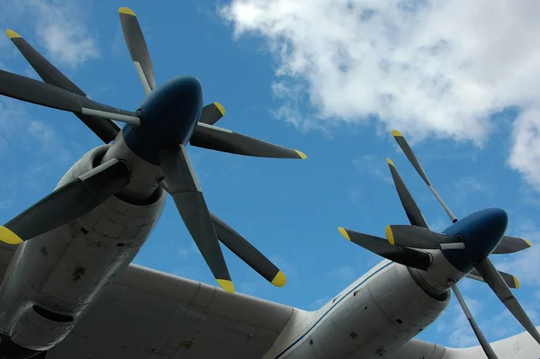 Ein Blick Auf Ein Propellerflugzeug — Stockfoto