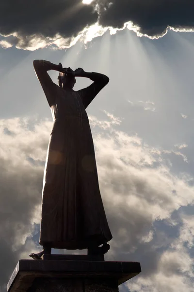 Estatua Una Mujer Vestida Negro Con Una Cruz Parte Superior — Foto de Stock