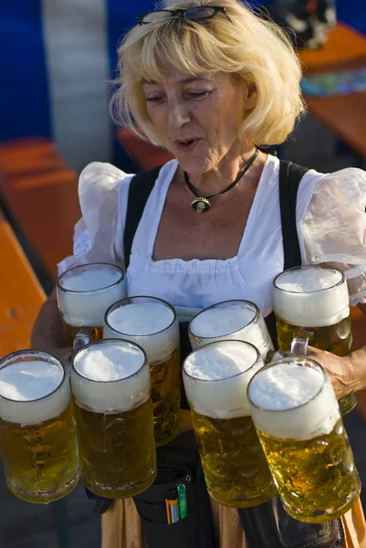 Una Giovane Donna Pub Con Bicchiere Birra — Foto Stock