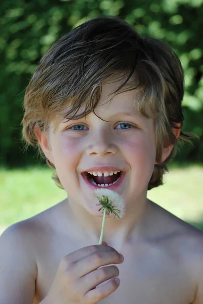 花を持つ小さな男の子の肖像画 — ストック写真