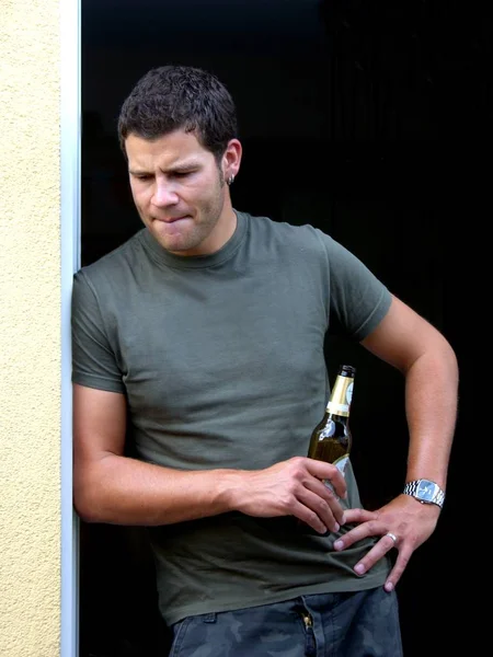 Homem Com Garrafa Cerveja Copo Água — Fotografia de Stock