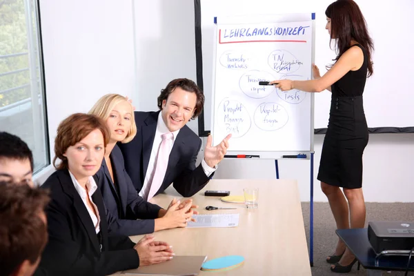 Pessoas Negócios Sentadas Mesa Discutindo Gráficos Gráficos Reunião — Fotografia de Stock