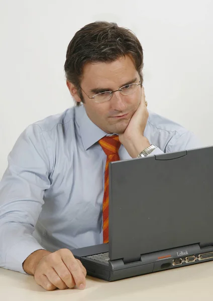 Retrato Jovem Terno Com Laptop — Fotografia de Stock