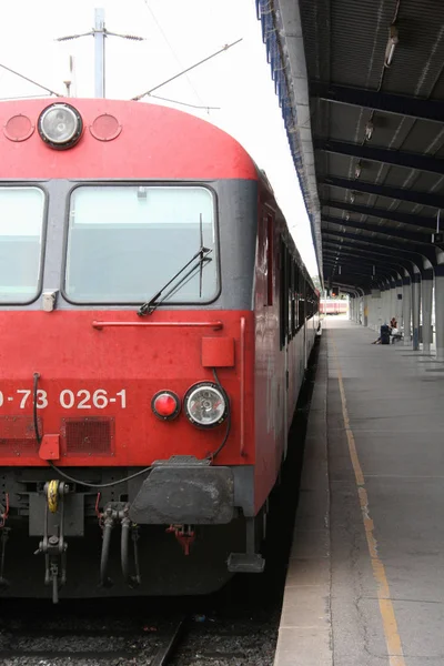 Tren Şehirde Kırmızı Bir Tramvay — Stok fotoğraf