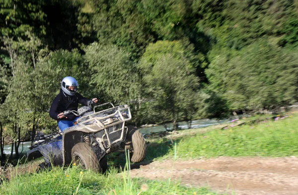 Homem Andando Moto Parque — Fotografia de Stock