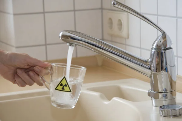 飲料水の放射能は — ストック写真