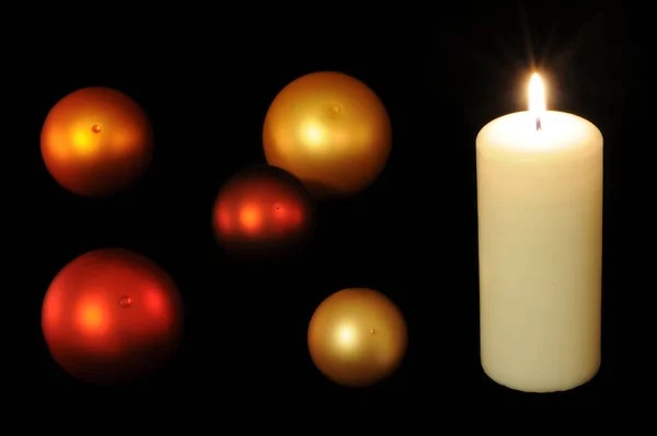 Weihnachtskugeln Und Kerzen — Stockfoto