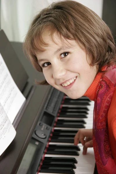 Menina Piano — Fotografia de Stock