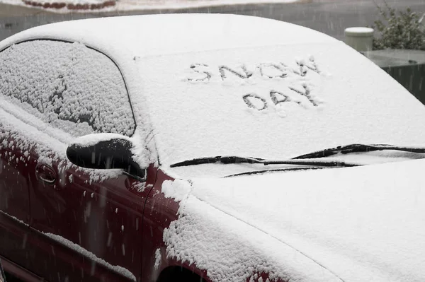 冬は雪に覆われた車が — ストック写真