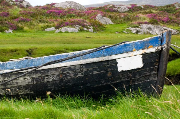 干物の上の古いボート — ストック写真