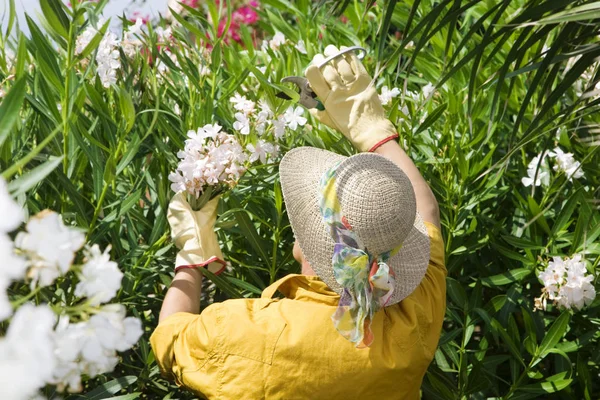 Donna Cappello Con Fiori — Foto Stock