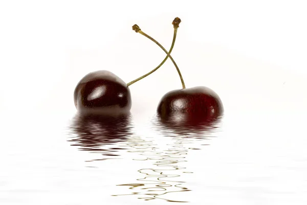 Dos Cerezas Rojas Sobre Fondo Blanco — Foto de Stock