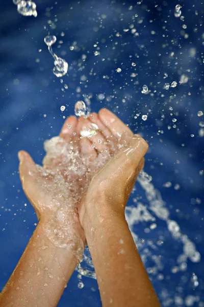 Close Van Vrouwelijke Handen Water — Stockfoto