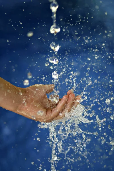 Hand Van Vrouw Spetteren Water Lucht Gezondheidszorg Concept — Stockfoto