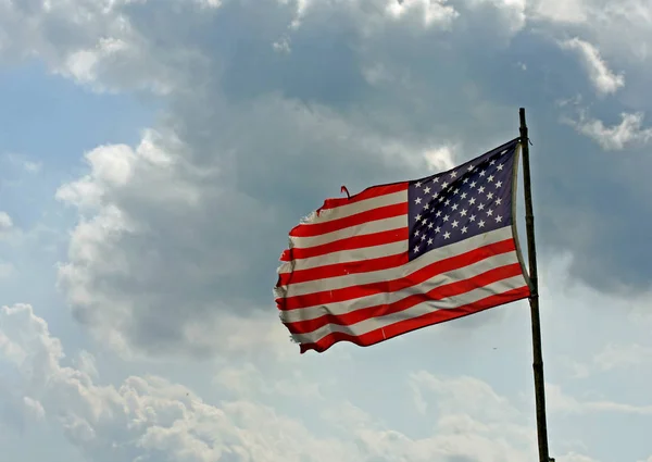 Американський Прапор Небі Синьому Фоні Відсічним Контуром — стокове фото