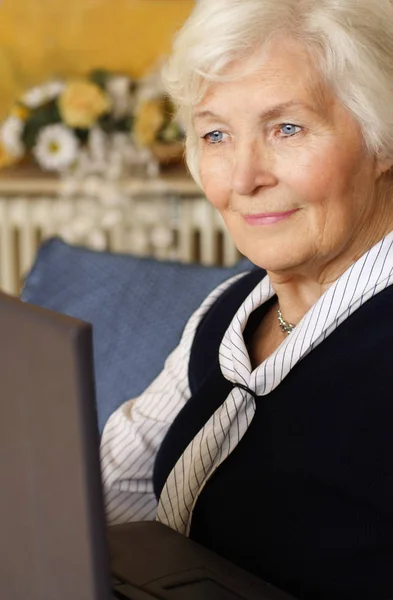 Porträt Einer Seniorin Mit Laptop Hause — Stockfoto