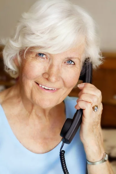 Пенсионер Телефоном — стоковое фото