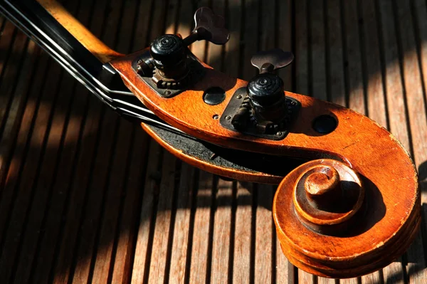 Violino Velho Com Uma Guitarra — Fotografia de Stock