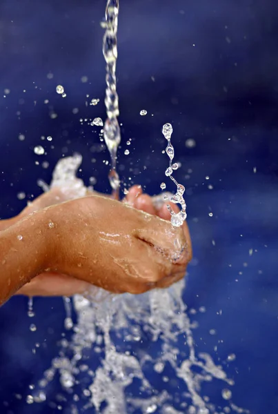 Vrouw Hand Houden Water Plons — Stockfoto