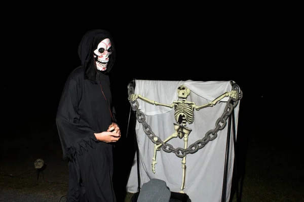 Halloween Thema Verschrikkelijke Clown Oude Man Een Traditioneel Kostuum Geïsoleerd — Stockfoto