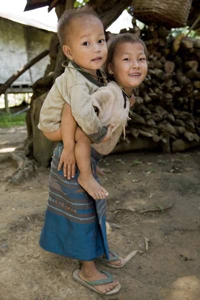 Menina Hmong Com Irmão Laos — Fotografia de Stock