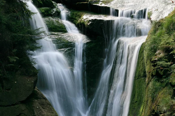 Schöner Wasserfall Auf Naturhintergrund — Stockfoto