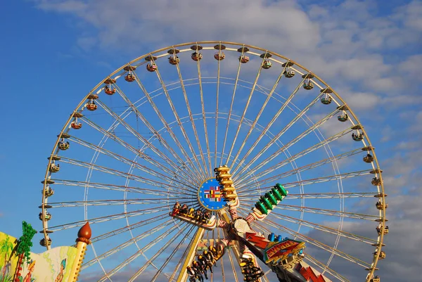 Élvezet Körhinta Vidámpark — Stock Fotó