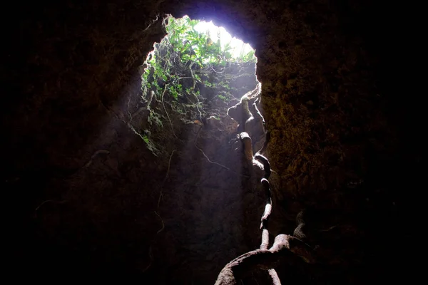 Cueva Con Una Cascada —  Fotos de Stock