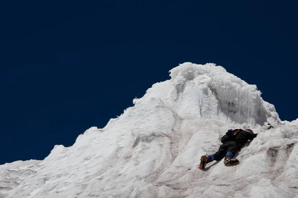 雪に覆われた山に登る男は — ストック写真