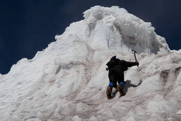 Homem Escalando Neve — Fotografia de Stock