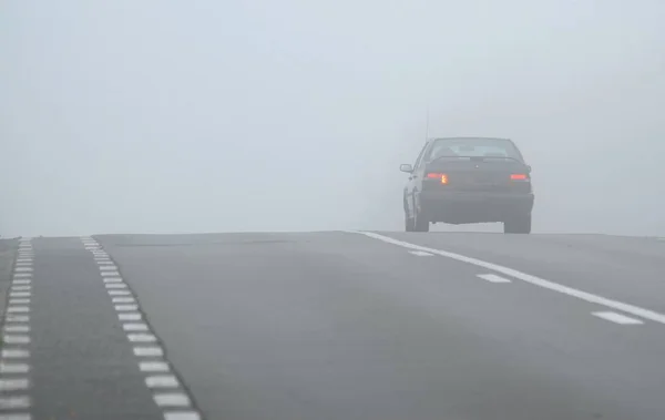 Auto Verdwijnt Door Mist — Stockfoto